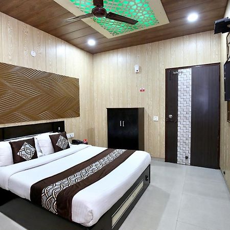 Oyo 8105 Royale Guest House 卢迪亚纳 外观 照片