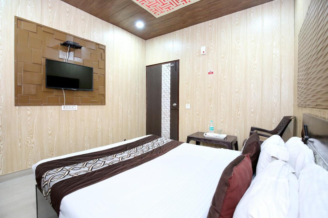 Oyo 8105 Royale Guest House 卢迪亚纳 外观 照片