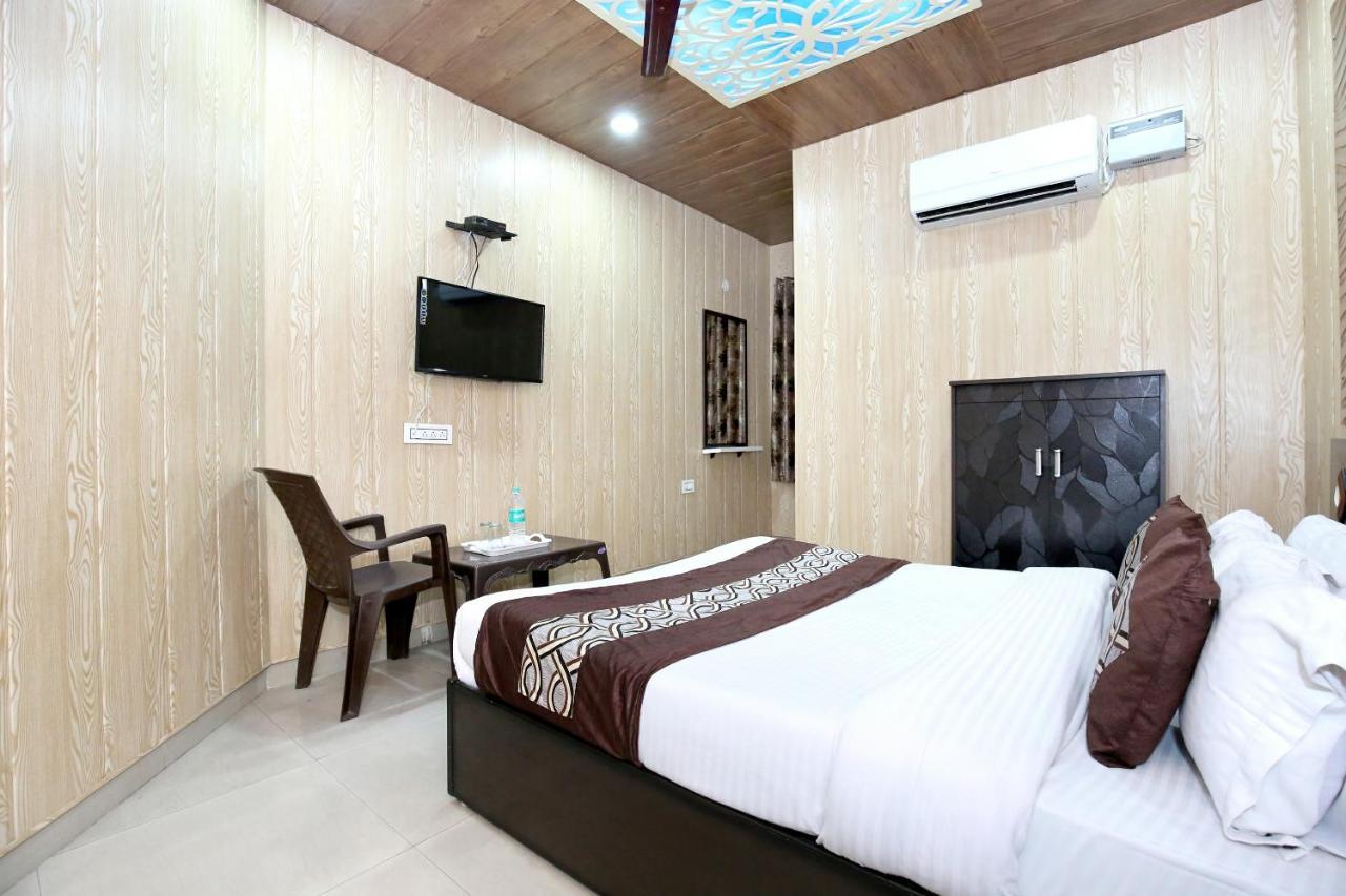 Oyo 8105 Royale Guest House 卢迪亚纳 外观 照片
