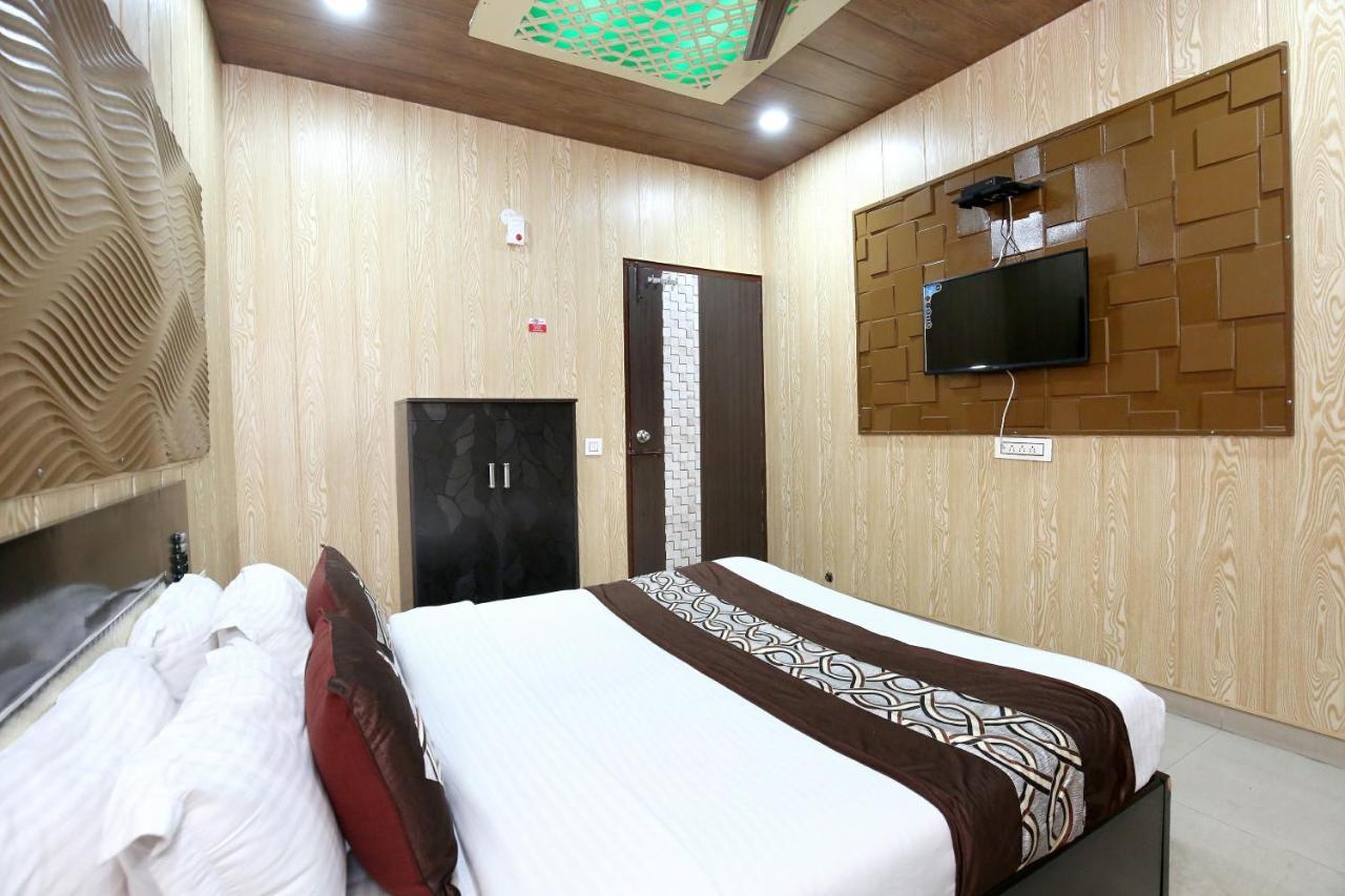 Oyo 8105 Royale Guest House 卢迪亚纳 外观 照片