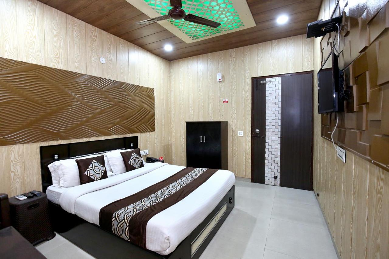 Oyo 8105 Royale Guest House 卢迪亚纳 外观 照片