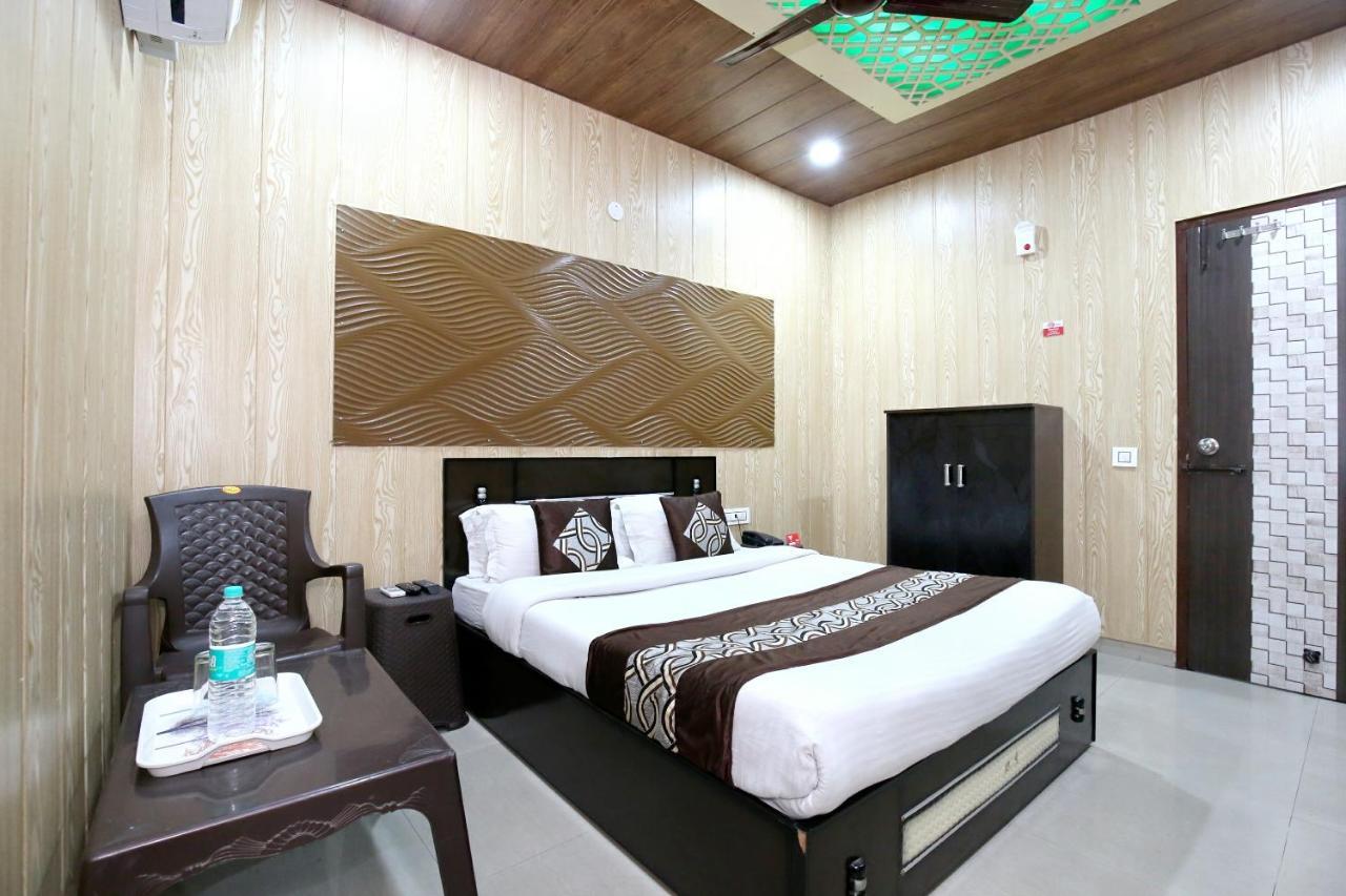 Oyo 8105 Royale Guest House 卢迪亚纳 外观 照片