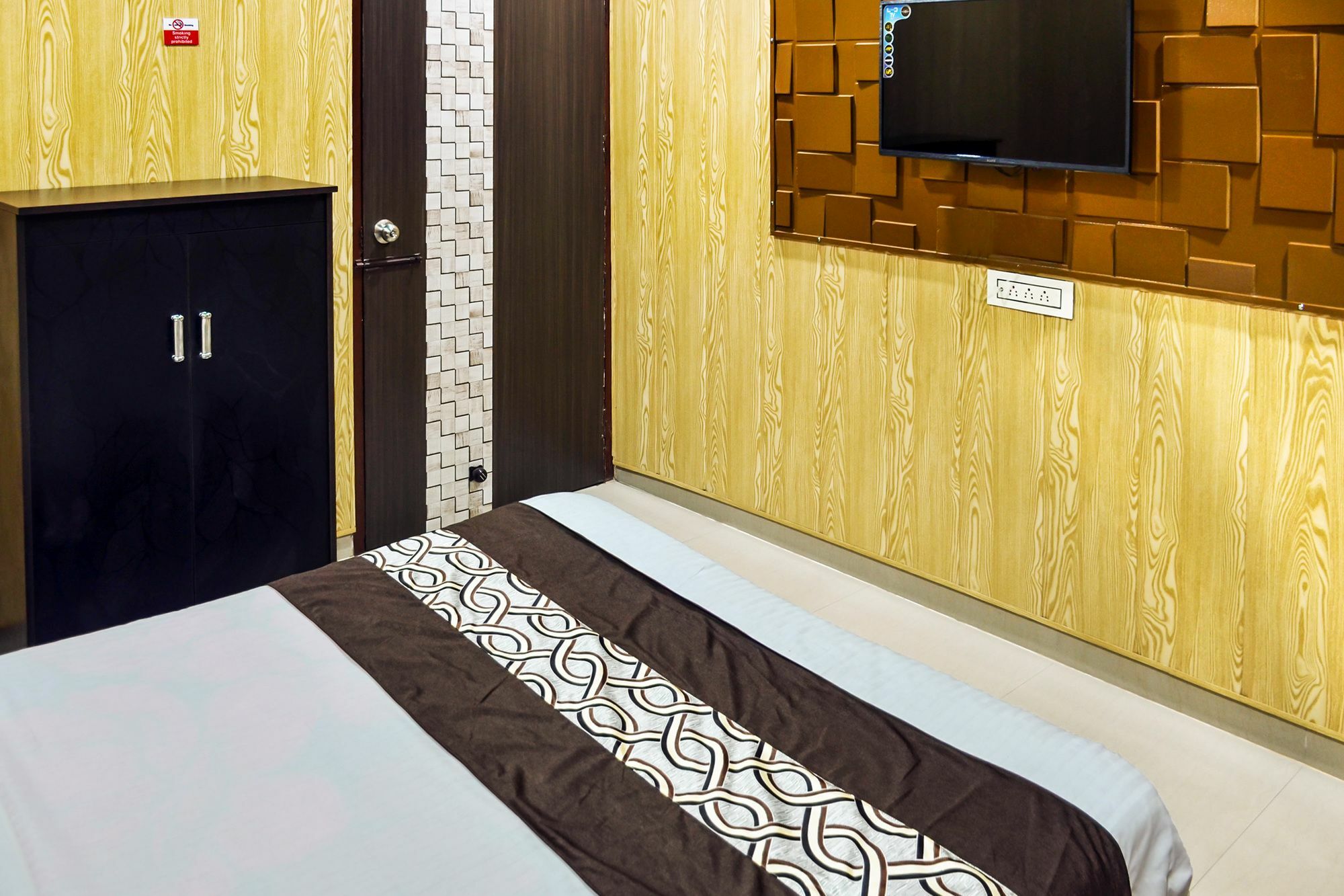 Oyo 8105 Royale Guest House 卢迪亚纳 外观 照片